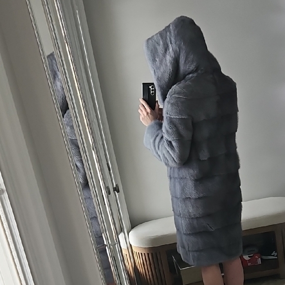 Luxurious Gray Mink Fur Coat - Picture 6 of 13